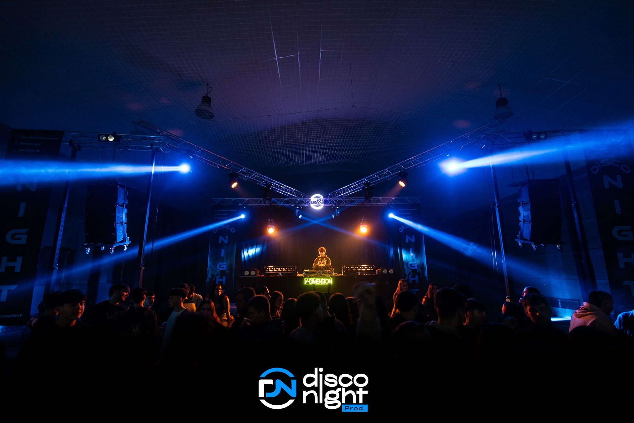 Montaje de iluminación y sonido en un evento de Disconight Prod