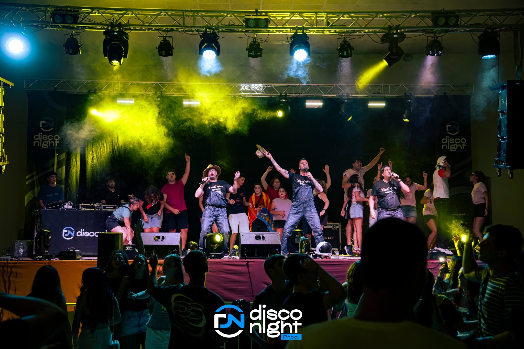 Equipo de iluminación durante una producción de eventos